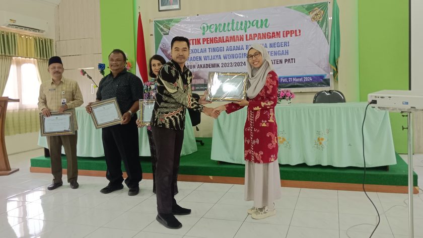 Direktur Program Radio PAS FM Pati Erna Yasmin, saat menerima sertifikat dari Mahasiswa PPL STABN Raden Wijaya Woniogiri, Kamis (21/3/2024).