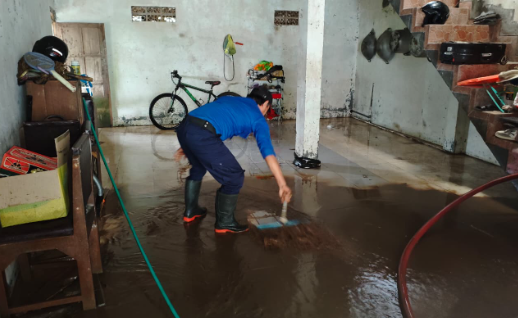Sinergi Warga dan Aparat Pulihkan Desa Gadudero Pascabanjir