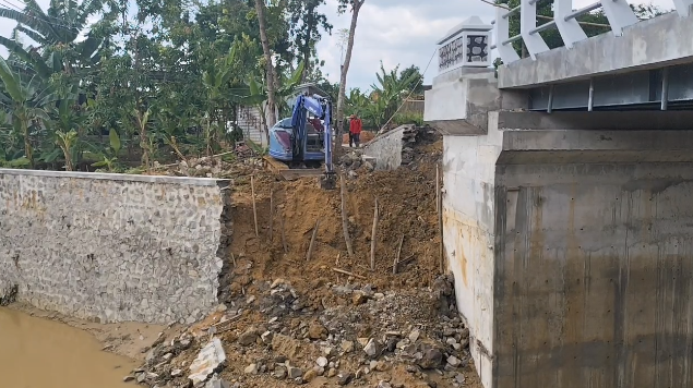 Tanggul Jembatan Pelemgede Jebol, Warga Tunda Acara Selamatan