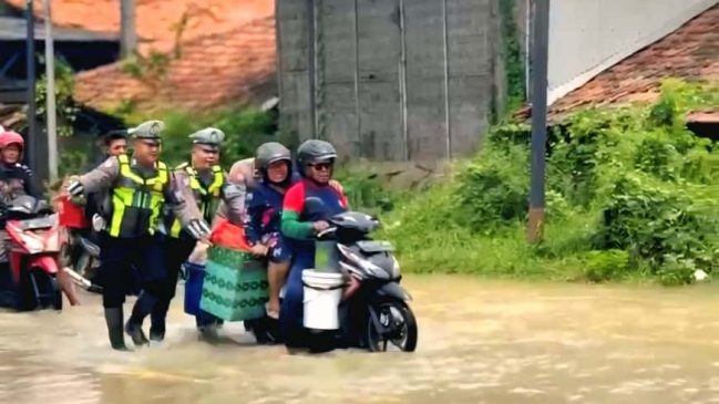 Motor Mogok Massal Akibat Pengendara Nekat Terjang Banjir Pantura