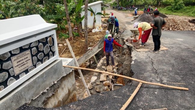 Kades Pelemgede Bantah Tuduhan Negatif Soal Jembatan Jebol