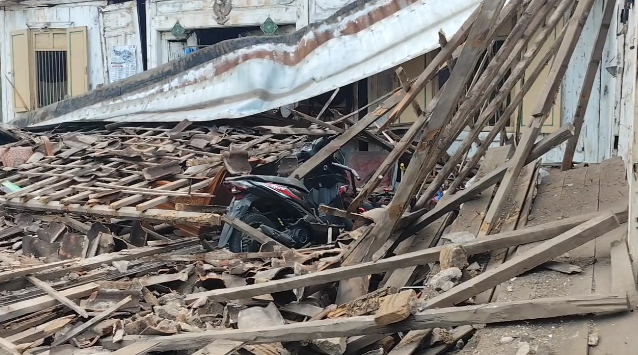 Rumah Limasan Roboh di Pati Lukai Pemilik Rumah