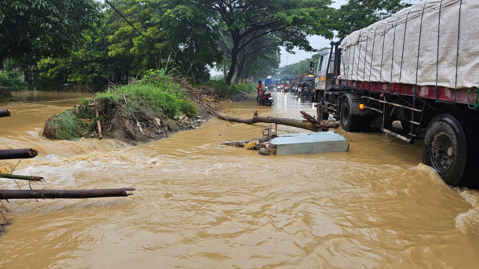 Tanggul Jebol, Jalur Pantura Pati Terendam