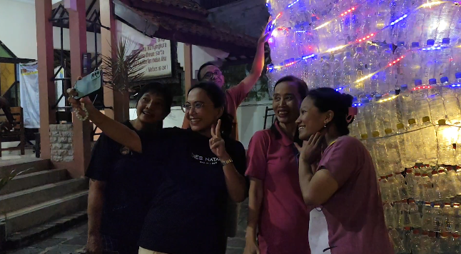 Pohon Natal Botol Bekas Warnai Gereja Juwana