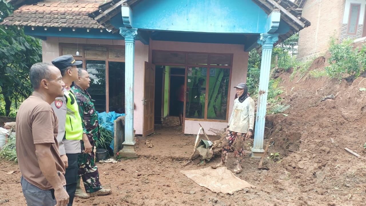 Warga bersama Tentara dan Polisi Gotong Royong Jrahi