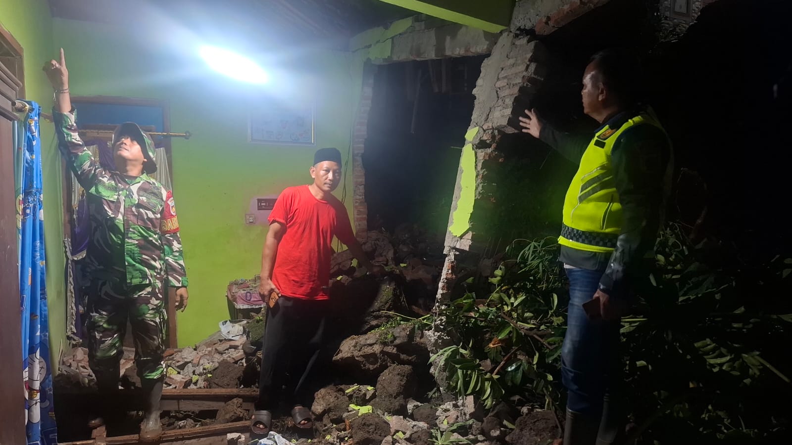 Longsor Rusak Dua Rumah Warga di Desa Jrahi Pati