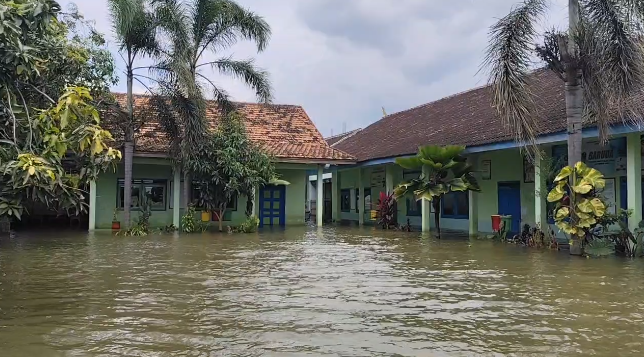 Banjir Menggenang, SDN Karangrowo Berlakukan Belajar dari Rumah