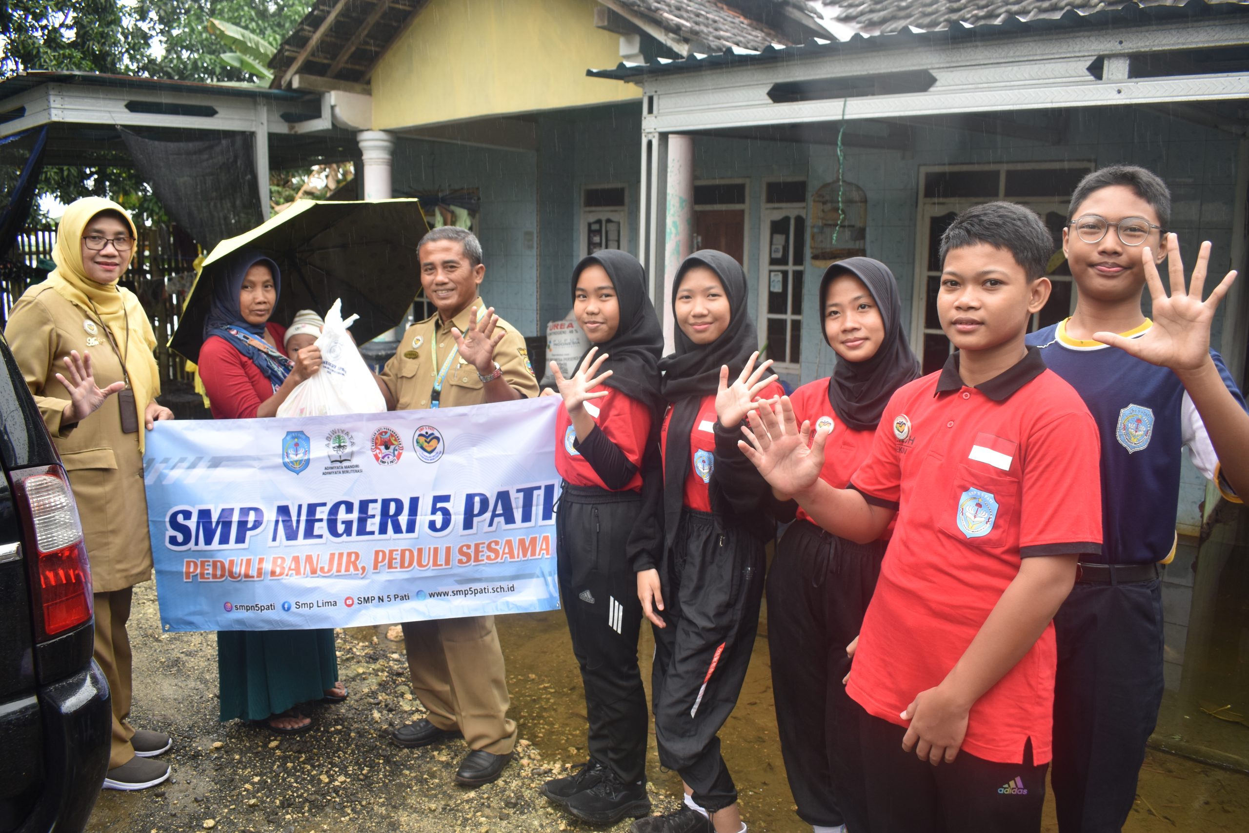 Siswa SMPN 5 Pati Galang Dana, Bantu 100 Teman Korban Banjir