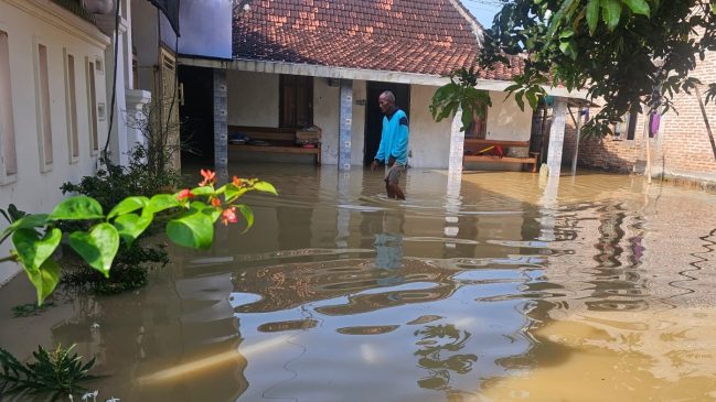 Tanggul Sungai Jebol, Banjir Lumpuhkan Permukiman Pati