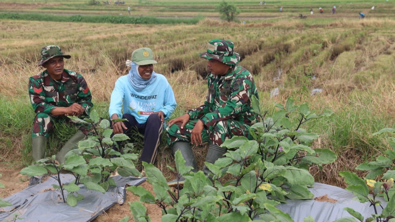 Komsos TMMD Rajut Kedekatan Warga
