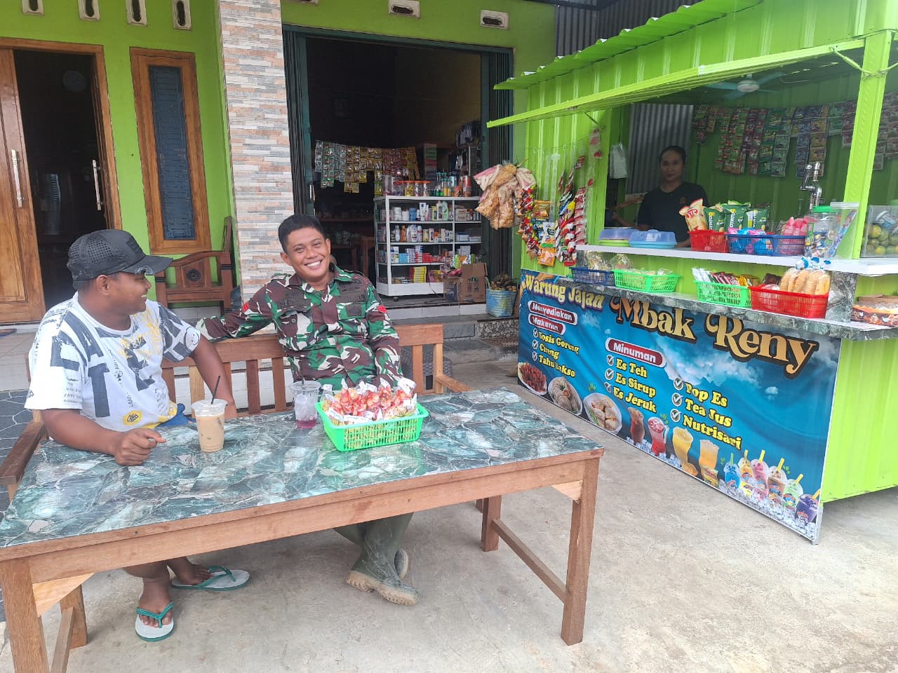 Komsos TMMD Pati Ngopi Bareng Warga Pererat Kebersamaan
