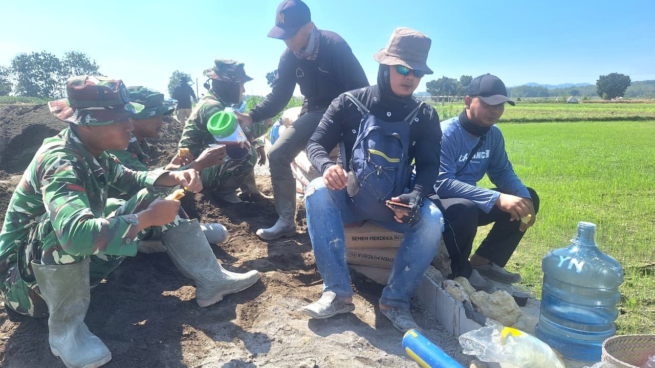 Ngopi Bareng TMMD Perkuat Kedekatan TNI Warga