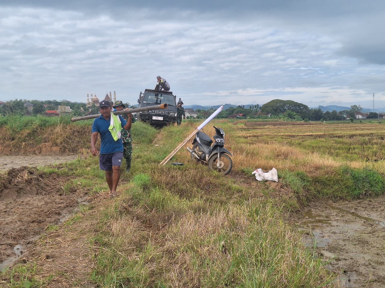 Bor Air Tembus Batas Sawah