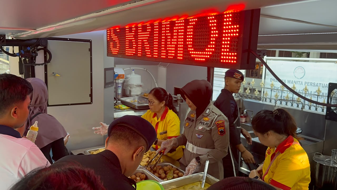 Polresta Pati – Klenteng Bagikan 1.500 Makanan Sambut Hari Bhayangkara