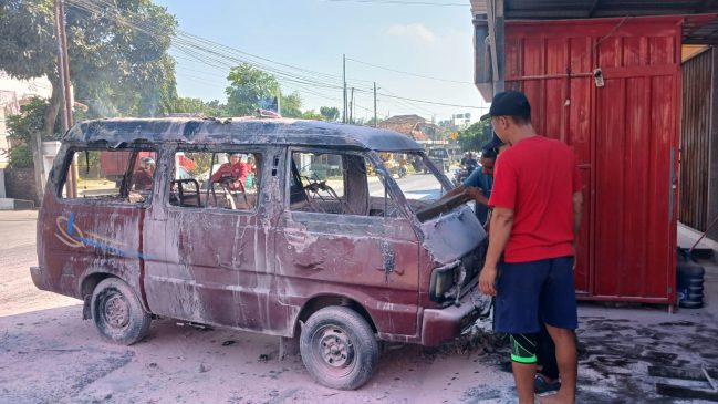 Usai Isi BBM, Sebuah Mobil Terbakar
