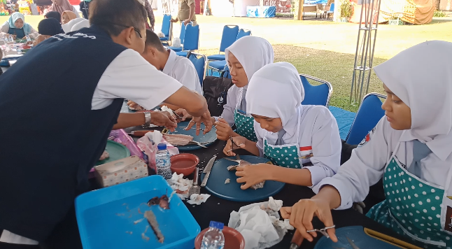 Warga Pati Antusias Sulap Bandeng Tanpa Duri