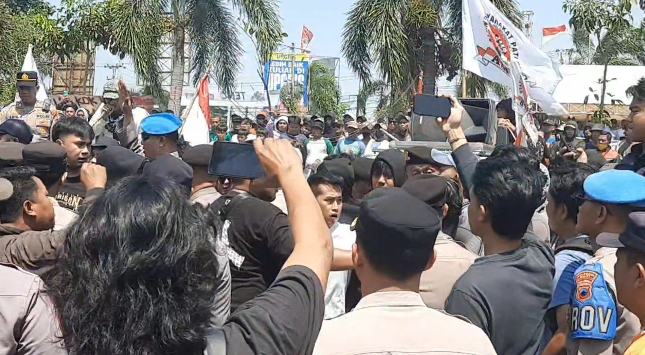 Pagar Kantor Camat Tayu Roboh Diserbu Massa