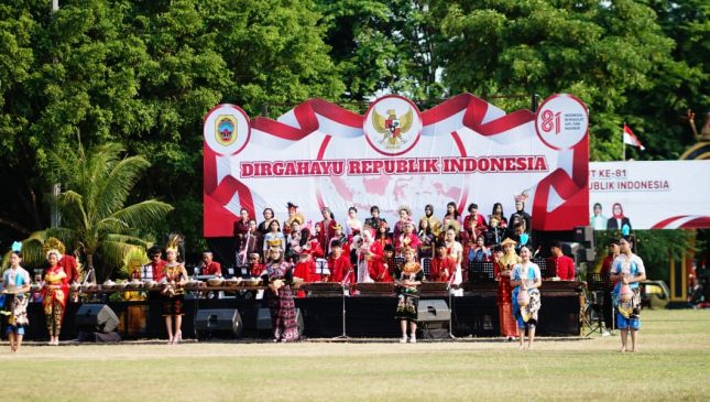 Serenade Warnai Penurunan Bendera Pusaka