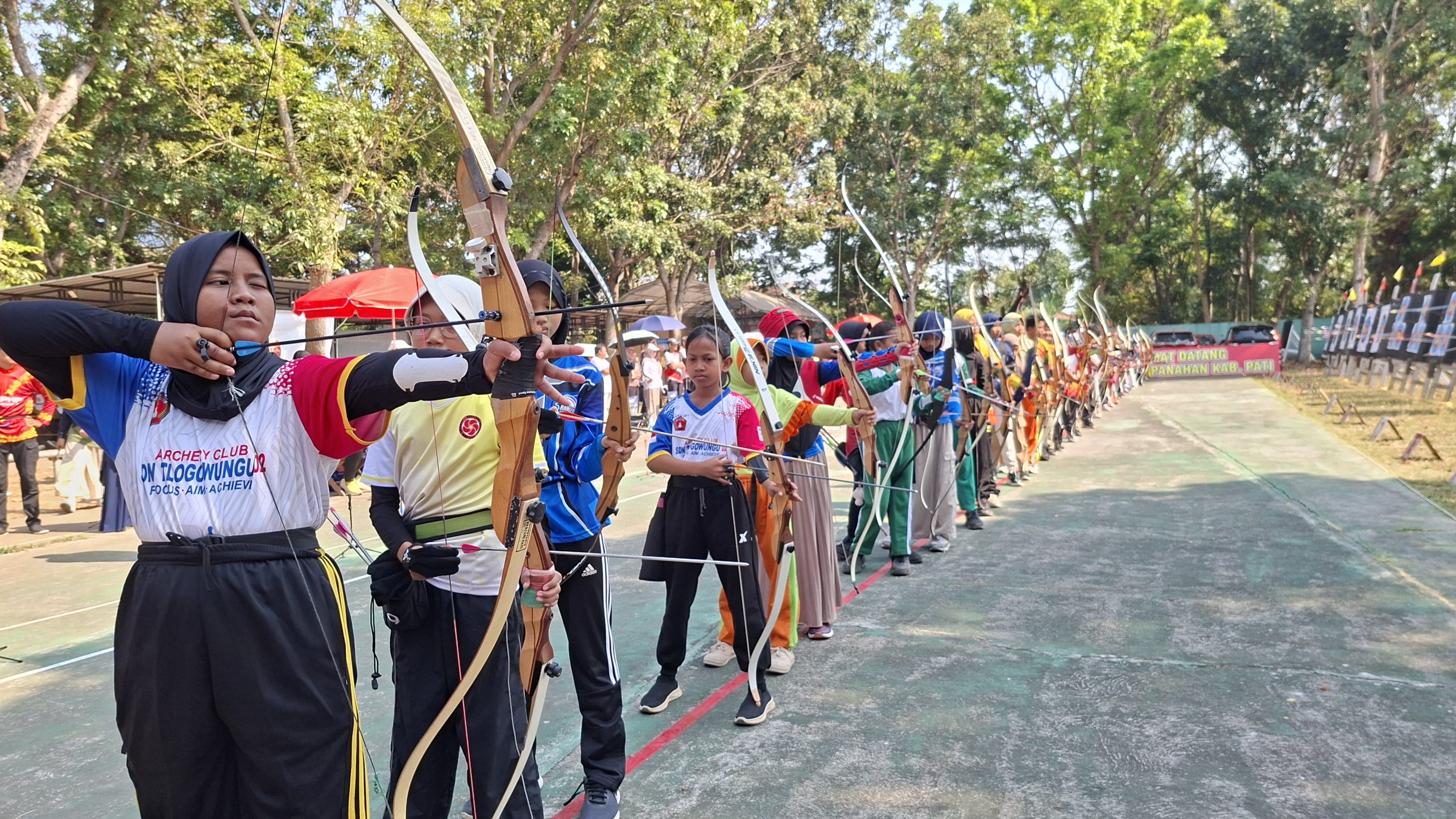 Anak-anak mengikuti lomba panahan di Stadion Joyokusumo Pati.